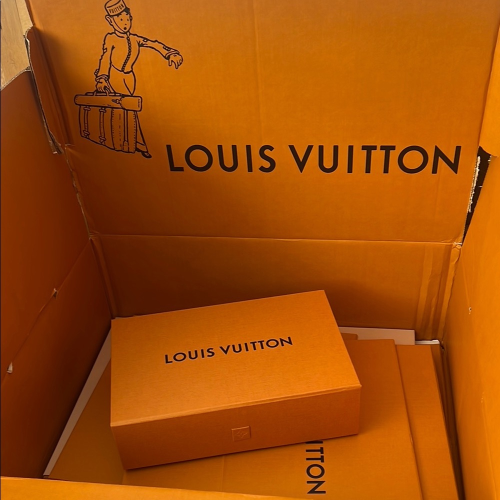 Louis Vuitton Orange Box 11 x 7 x 3 Button Close, New